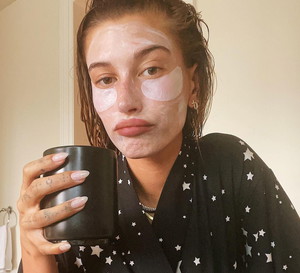 4 kosmetyki, bez których Hailey Bieber nie wyobraża sobie życia. To właśnie im zawdzięcza promienną cerę!