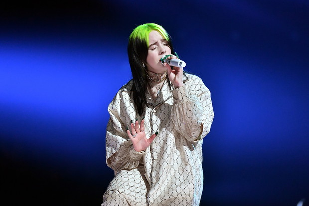Billie Eilish podczas występu na Grammy 2020.