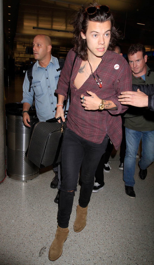 Harry Styles, ambasador Gucci, nie rozstaje się z lansowanymi przez dom mody sygnetami.