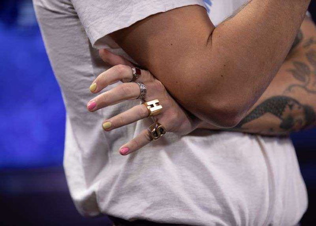 Harry Styles w sygnetach.