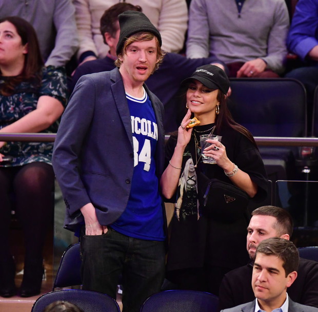 Vanessa Hudgens i jej znajomy na meczu Los Angeles Lakers