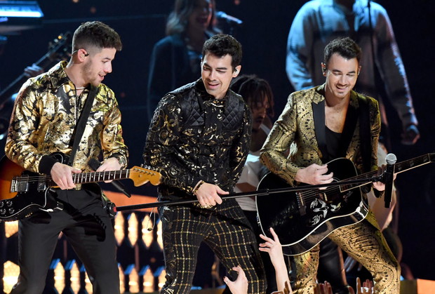 Grammy Awards 2020: Stylizacje gwiazd / Bracia Jonas