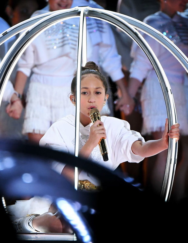 Super Bowl 2020: 11-letnia córka Jennifer Lopez pojawiła się na scenie!