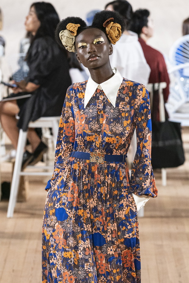 Trendy wiosna-lato 2020: Kołnierzyki w stylu Studio 54 / Marc Jacobs