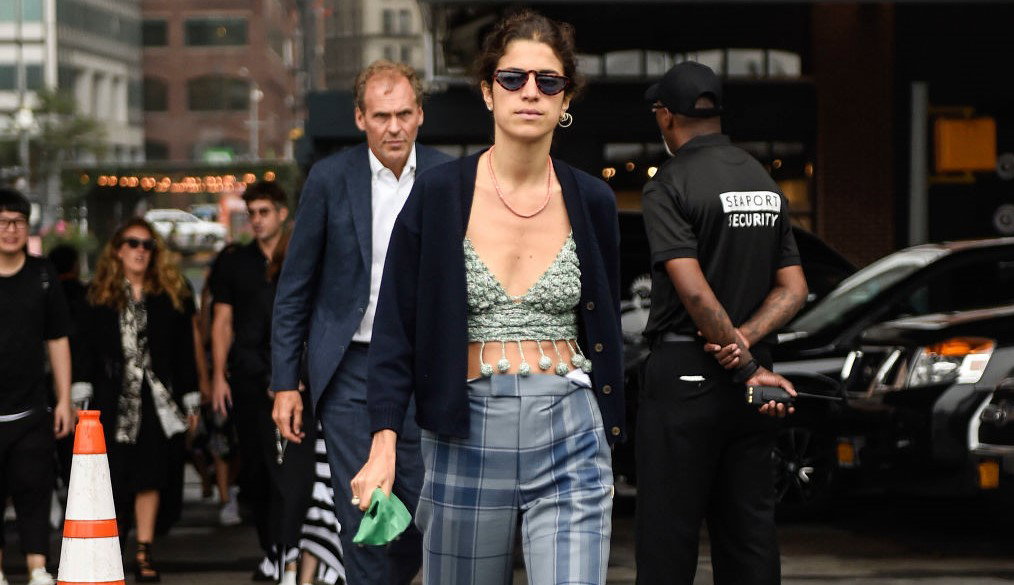 Trend wiosna-lato 2020: Minikolczyki. Ich fanką jest m.in. Leandra Medine.