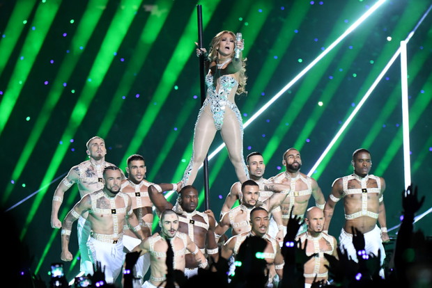 Maniek Kotarski (pierwszy tancerz z lewej strony) u boku Jennifer Lopez