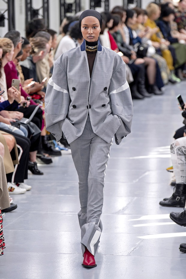 Trendy wiosna-lato 2020: Garnitury (i szerokie ramiona) / Sacai