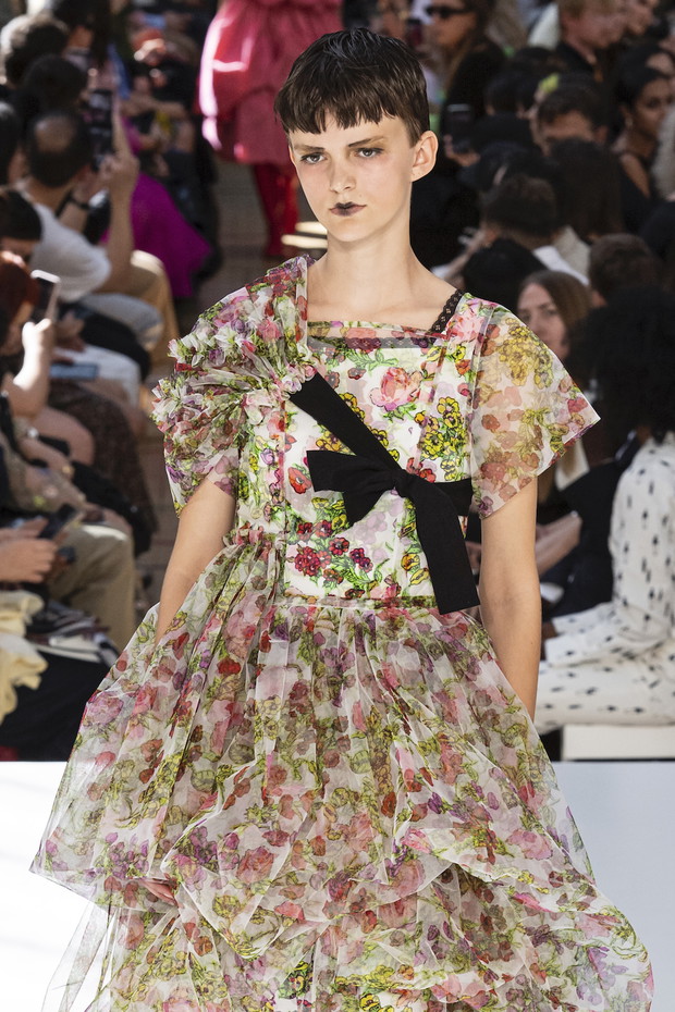 Trendy wiosna-lato 2020: Kokardy / Molly Godard