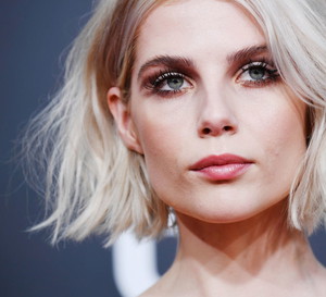 Lucy Boynton nosi torebkę polskiej marki! Dziewczyna Ramiego Maleka promuje rodzimą projektantkę