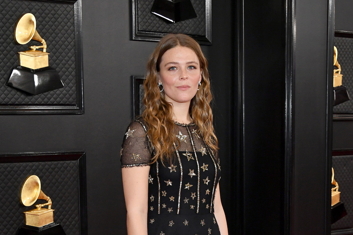 Maggie Rogers na rozdaniu nagród Grammy 2020 z torebko-butelką Chanel