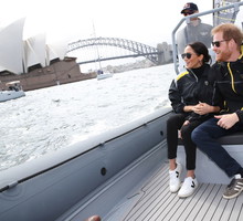 Meghan Markle i Książę Harry podczas rejsu u wybrzeży Sydney.