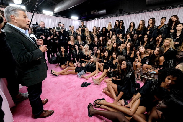 Ed Razek z modelkami Victoria's Secret.
