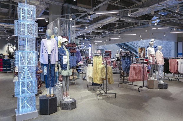 Wnętrze sklepu Primark w poznańskiej galerii Posnania.