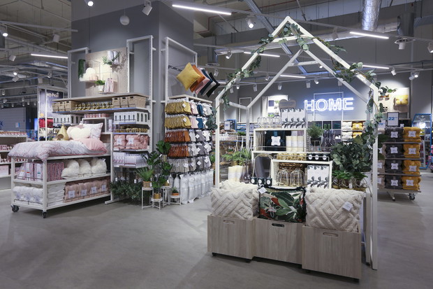 Wnętrze sklepu Primark w poznańskiej galerii Posnania.