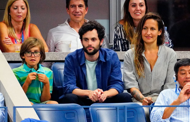 Domino Kirke, Penn Badgley i Cassius Kirke