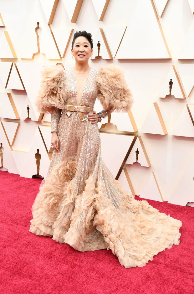 Oscary 2020: Kreacje gwiazd / Sandra Oh w sukni Elie Saab i biżuterii Pomellato