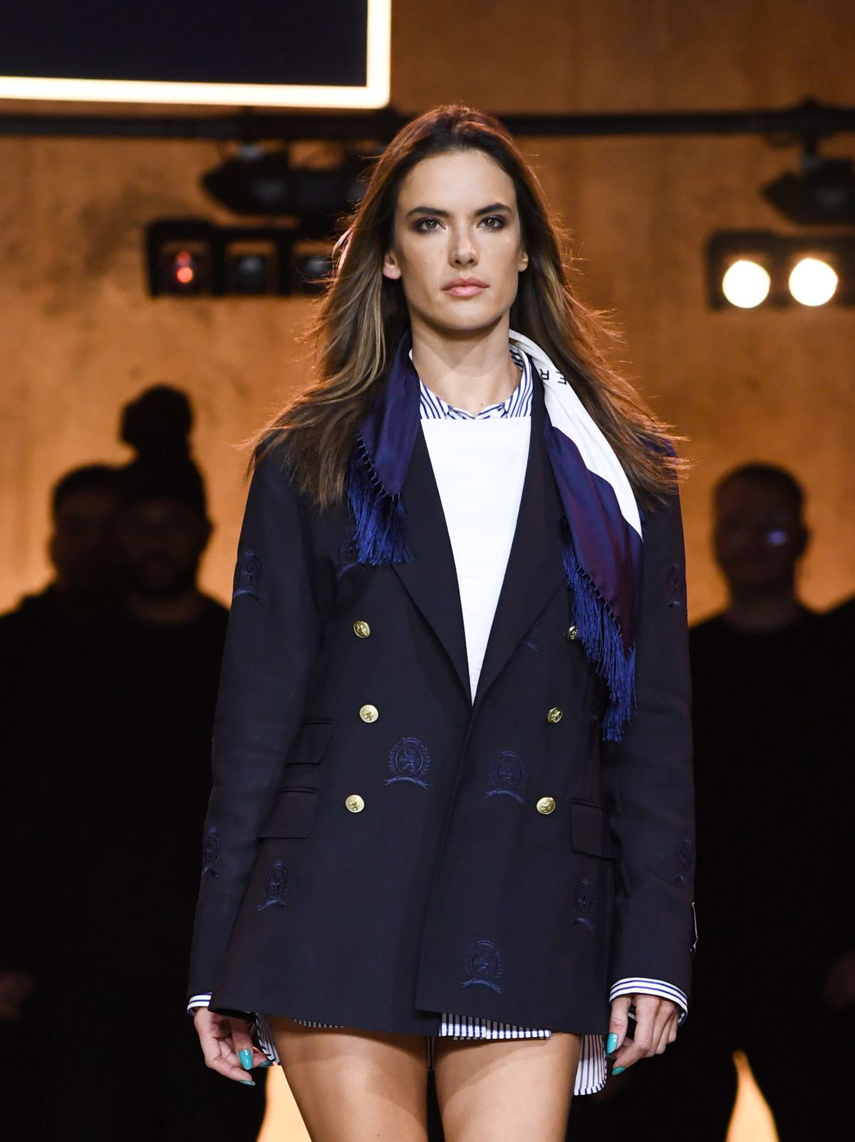 Alessandra Ambrosio pokazała się w butach popularnej marki. Wy też możecie je mieć! Wiemy, gdzie je kupić