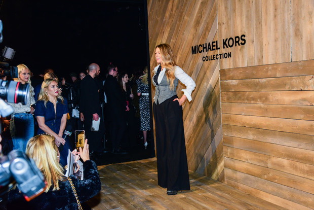 Blake Lively na pokazie Michaela Korsa na jesień-zimę 2020/21