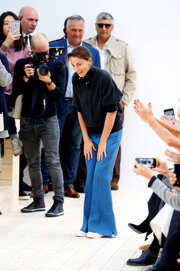 Phoebe Philo kłania się po ostatnim pokazie dla Celine.