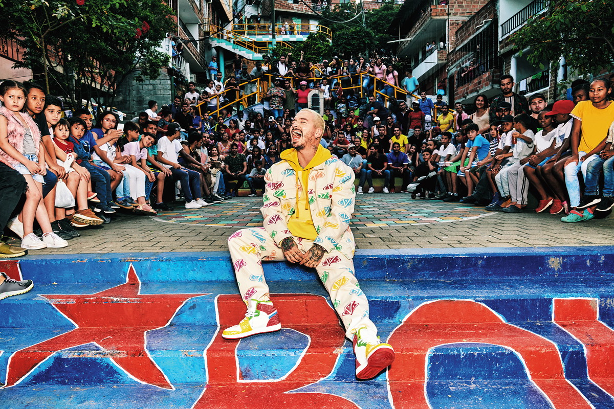 Trendy wiosna 2020: GUESS i J Balvin łączą siły po raz drugi. Zobaczcie kapsułową kolekcję stworzoną przez popularnego artystę