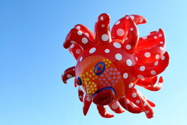 Balon projektu Yayoi Kusamy