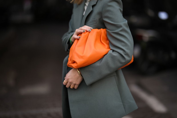 Torebka The Pouch Bottega Veneta na ulicach stolic mody