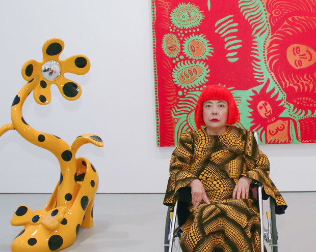 Yayoi Kusama na tle swoich prac.