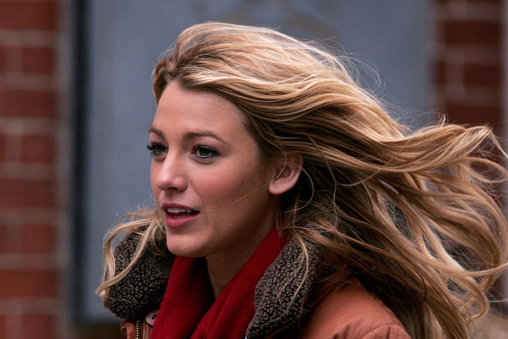 „Gossip Girl” - znamy pierwszą aktorkę, która dołączyła do obsady kontynuacji słynnego serialu. To nowa Serena van der Woodsen?