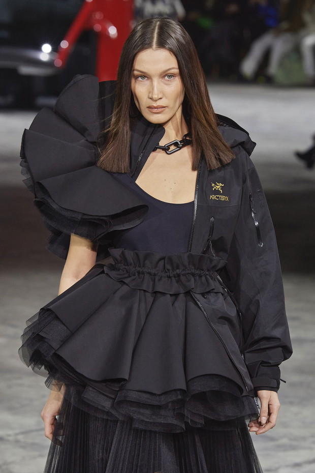 Bella Hadid na pokazie Off-White na jesień-zimę 2020/21.