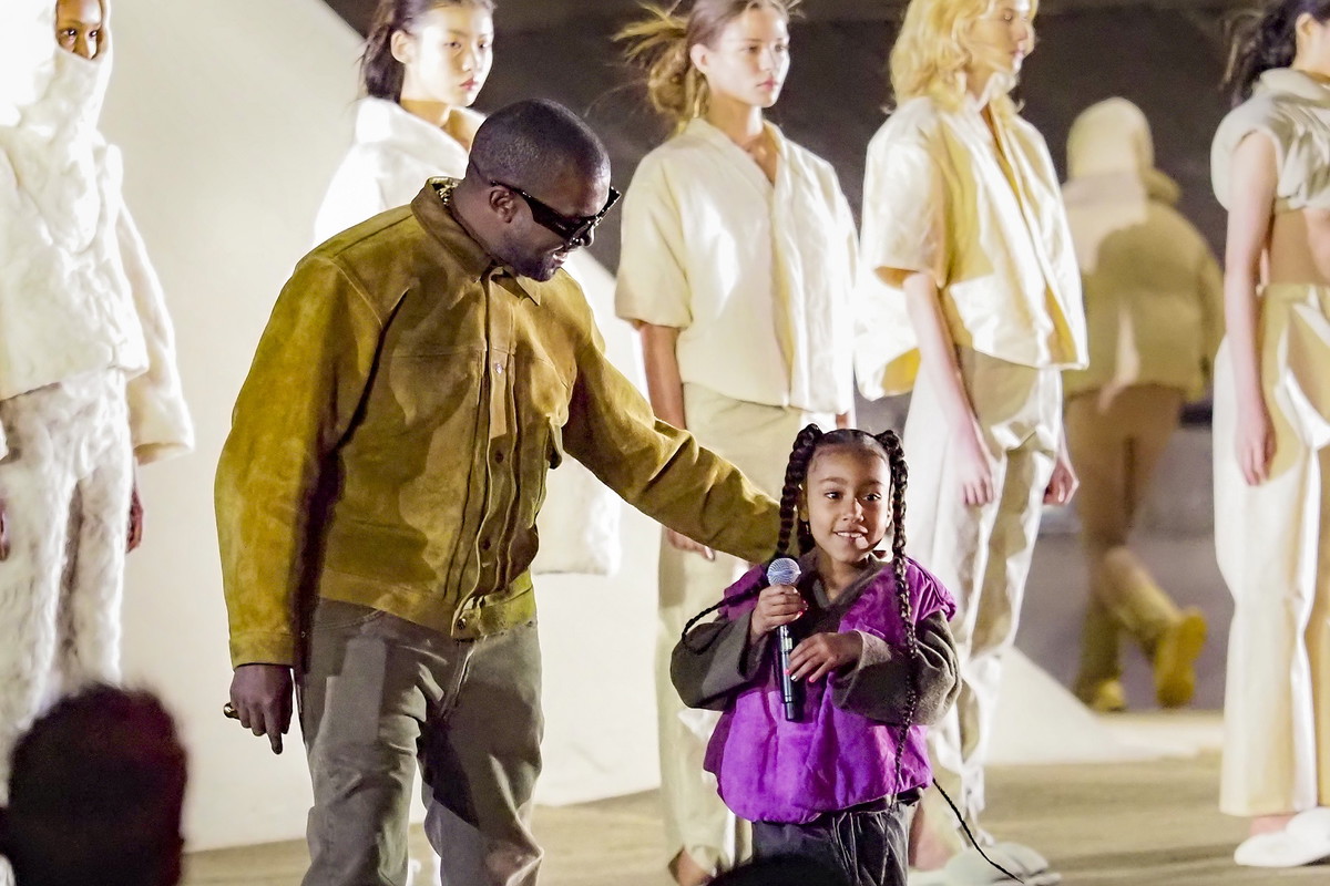 North West wystąpiła na pokazie kolekcji Kanye’go Westa! Posłuchajcie, jak rapuje dziewczynka