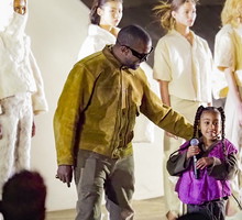 North West wystąpiła na pokazie kolekcji Kanye’go Westa! Posłuchajcie, jak rapuje dziewczynka