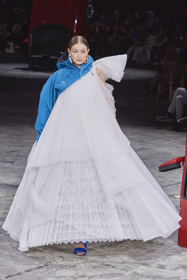 Gigi Hadid na pokazie Off-White na jesień-zimę 2020/21.