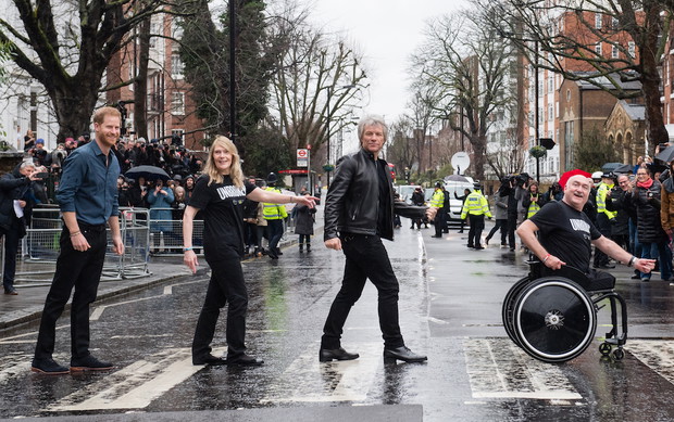 Książę Harry i Bon Jovi wspólnie z uczestnikami Invictus Games Choir odtworzyli słynną okładkę The Beatles.