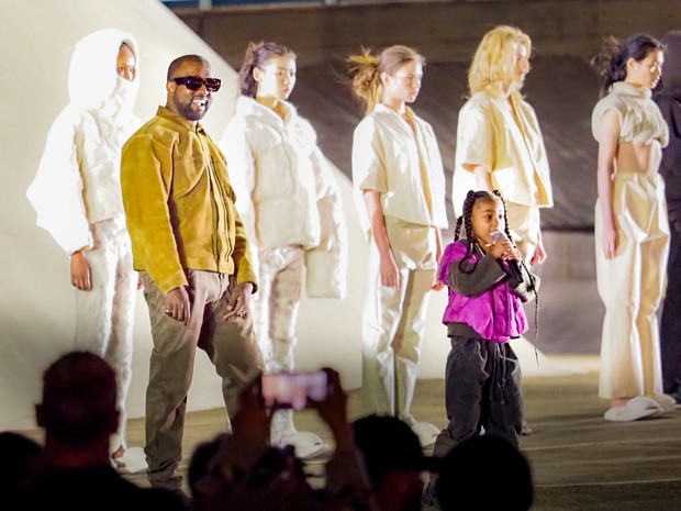 North West zaśpiewała, a właściwie zarapowała podczas pokazu Kanye'go Westa