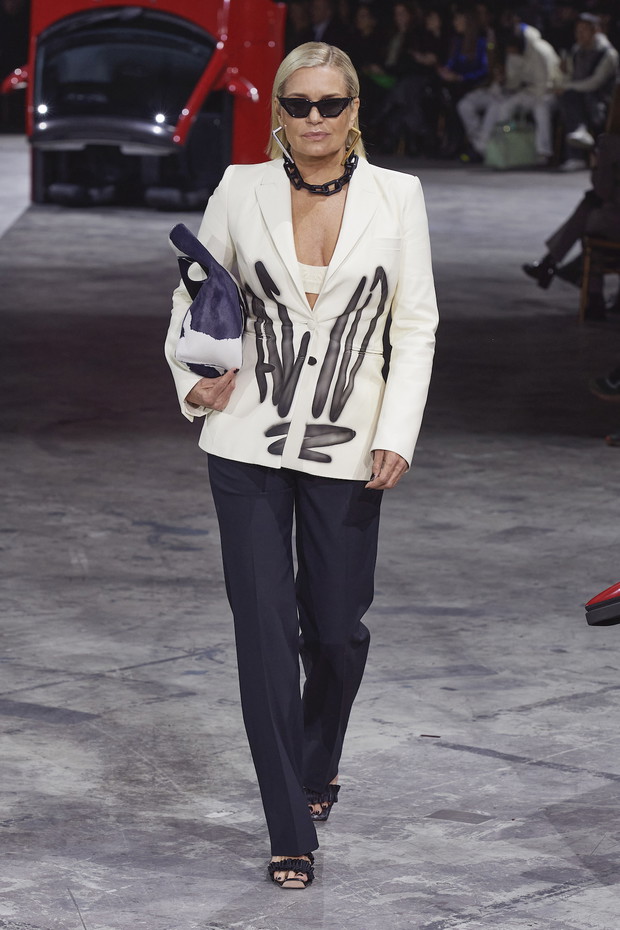 Yolanda Hadid na pokazie Off-White na jesień-zimę 2020/21.