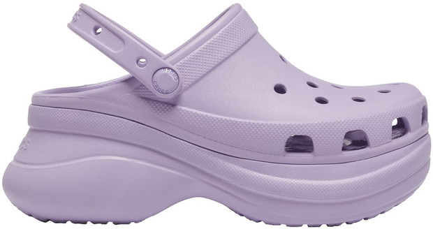 Crocsy na platformie z kolekcji marki na wiosnę-lato 2020.