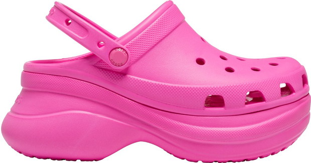 Crocsy na platformie z kolekcji marki na wiosnę-lato 2020.
