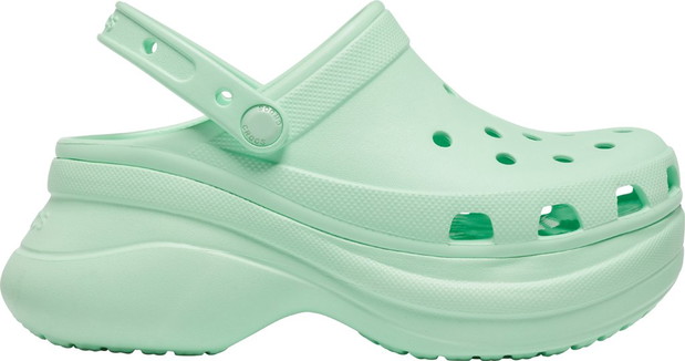 Crocsy na platformie z kolekcji marki na wiosnę-lato 2020.