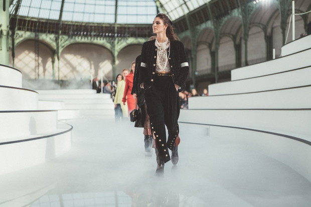 Margaret Qualley na wybiegu w pokazie kolekcji Chanel na jesień-zimę 2020/21