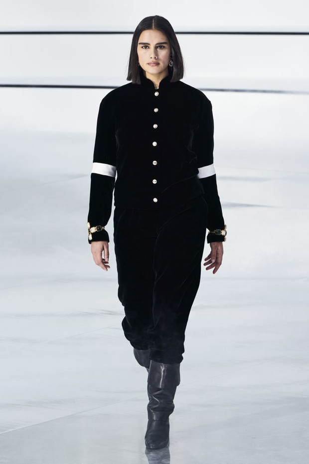 Modelka plus size Jill Kortleve na pokazie kolekcji Chanel na jesień-zimę 2020/21.