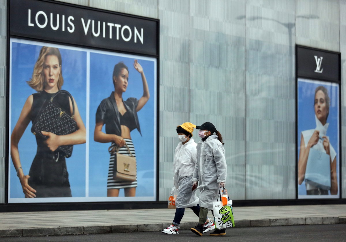 Koncern LVMH walczy z koronawirusem! Zamiast luksusowych perfum Diora czy Givenchy powstaną żele do dezynfekcji rąk