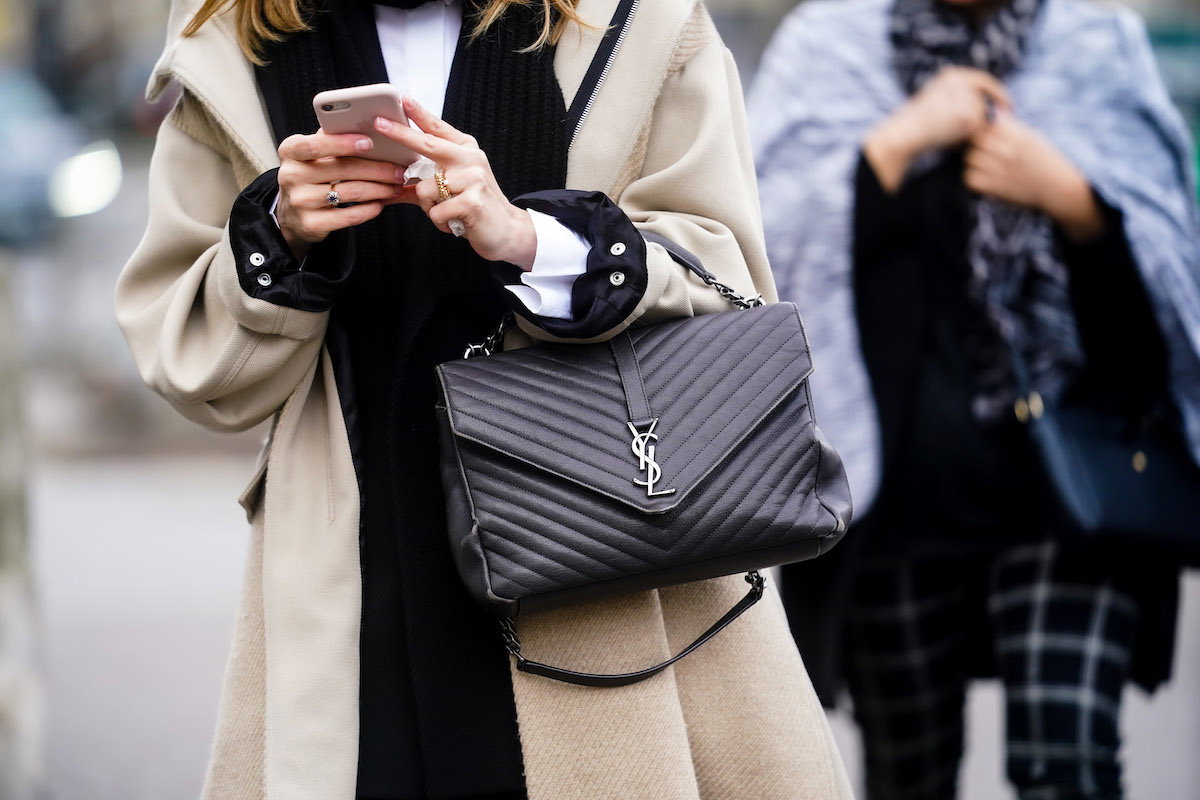 Rozpoczynają się wyprzedaże! Co warto kupić online podczas mid season sale? [Mango, Nike, H&M]