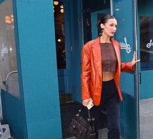 Pozornie zwyczajny, a jednak Bella Hadid, Katie Holmes i inne gwiazdy straciły dla niego głowę. Ten sweter powinna mieć w szafie każda kobieta!