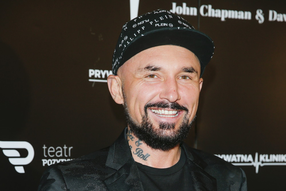 Patryk Vega kręci kolejny film mimo stanu epidemii? Do sieci trafiły niepokojące zdjęcia