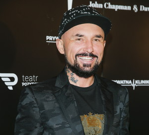 Patryk Vega kręci kolejny film mimo stanu epidemii? Do sieci trafiły niepokojące zdjęcia
