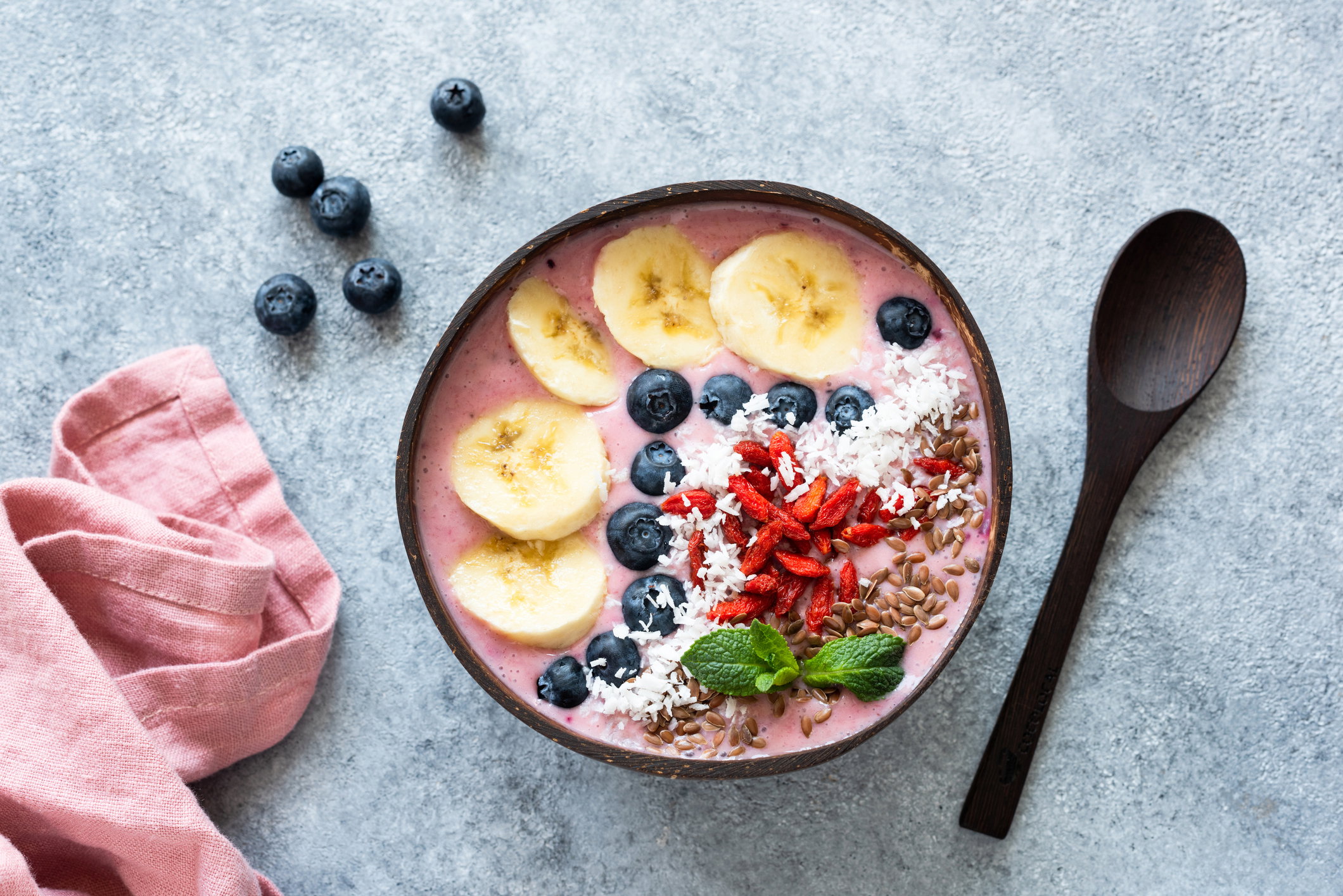 Smoothie bowl – 4 przepisy na zdrowe i odchudzające śniadanie