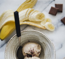 Lody bananowe z masłem orzechowym – szybki przepis na domowe fit lody