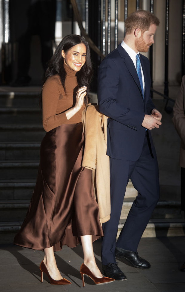 Meghan Markle w spódnicy z Massimo Dutti.
