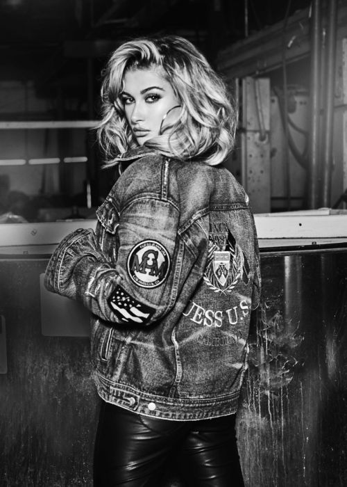Hailey Bieber w kampanii Guess, 2017 r.