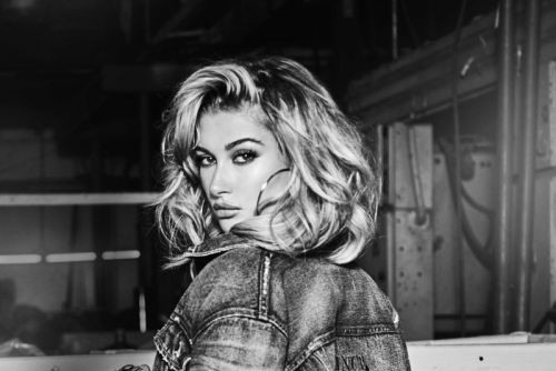 Hailey Bieber w kampanii Guess, 2017 r.